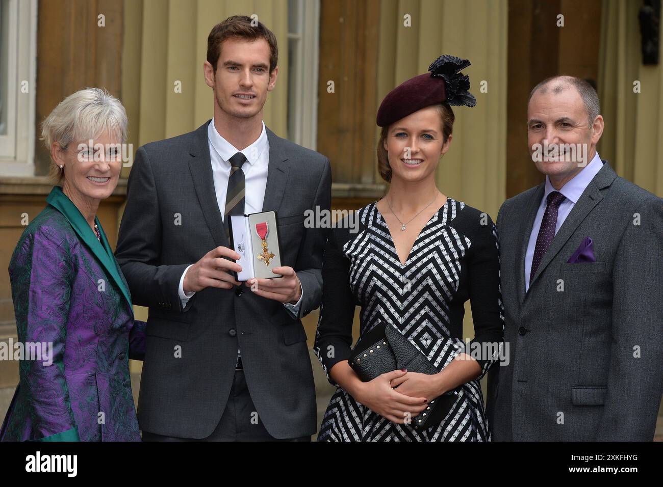 Aktenfoto vom 17.10.2013 von Wimbledon-Champion Andy Murray mit seinen Eltern Judy und wird mit seiner langjährigen Freundin Kim Sears im Buckingham Palace im Zentrum von London posieren, wo er vom Duke of Cambridge zum Offizier des Order of the British Empire (OBE) ernannt wurde. Andy Murray wird sich nach den Olympischen Spielen in diesem Sommer in den Ruhestand setzen und in den sozialen Medien veröffentlichen, dass er für sein „letztes Tennisturnier überhaupt“ in Paris angekommen ist. Ausgabedatum: Dienstag, 23. Juli 2024. Stockfoto