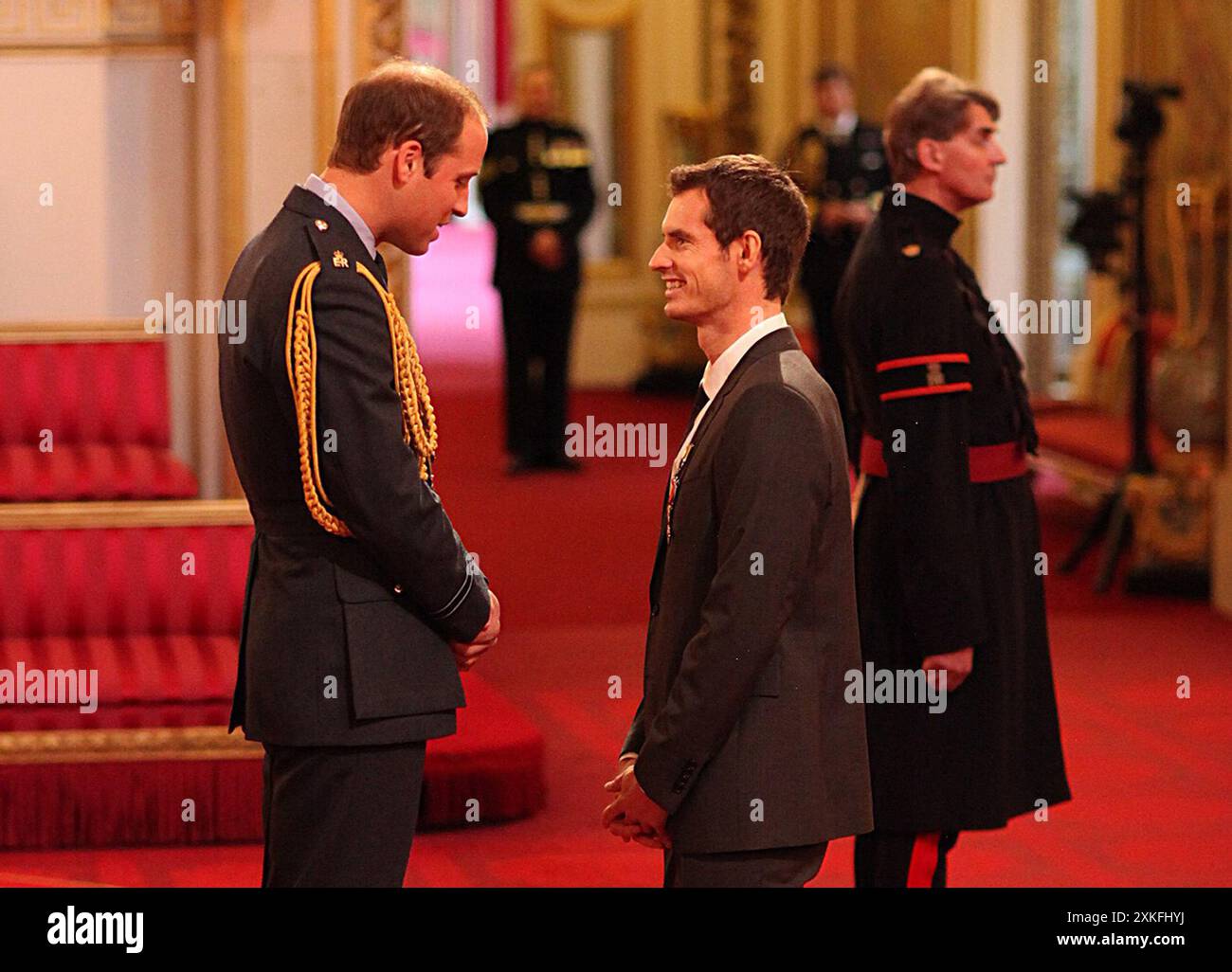Aktenfoto vom 17.10.2013 von Wimbledon-Champion Andy Murray erhält seine Offizier-of-the-Order of the British Empire (OBE)-Medaille vom Duke of Cambridge während einer Investiturzeremonie im Buckingham Palace, London. Andy Murray wird sich nach den Olympischen Spielen in diesem Sommer in den Ruhestand setzen und in den sozialen Medien veröffentlichen, dass er für sein „letztes Tennisturnier überhaupt“ in Paris angekommen ist. Ausgabedatum: Dienstag, 23. Juli 2024. Stockfoto
