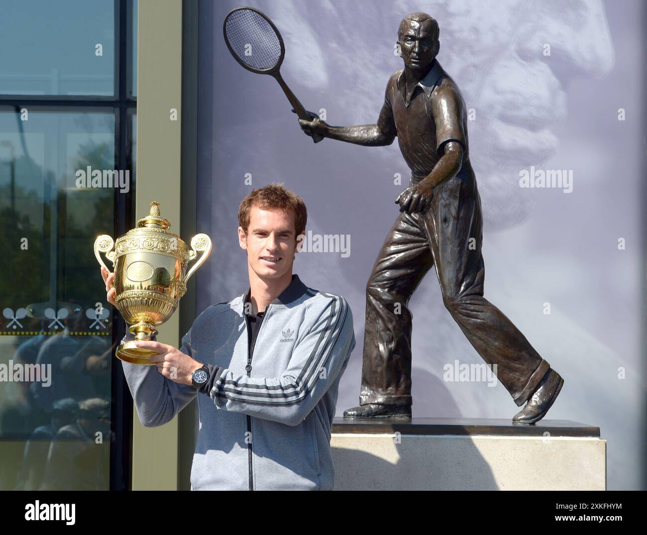 Dateifoto vom 08-07-2013 des britischen Andy Murray mit der Mens Single's Trophy während des Fotoaufrufs der Fred Perry Statue im All England Lawn Tennis and Croquet Club, Wimbledo. Andy Murray wird sich nach den Olympischen Spielen in diesem Sommer in den Ruhestand setzen und in den sozialen Medien veröffentlichen, dass er für sein „letztes Tennisturnier überhaupt“ in Paris angekommen ist. Ausgabedatum: Dienstag, 23. Juli 2024. Stockfoto