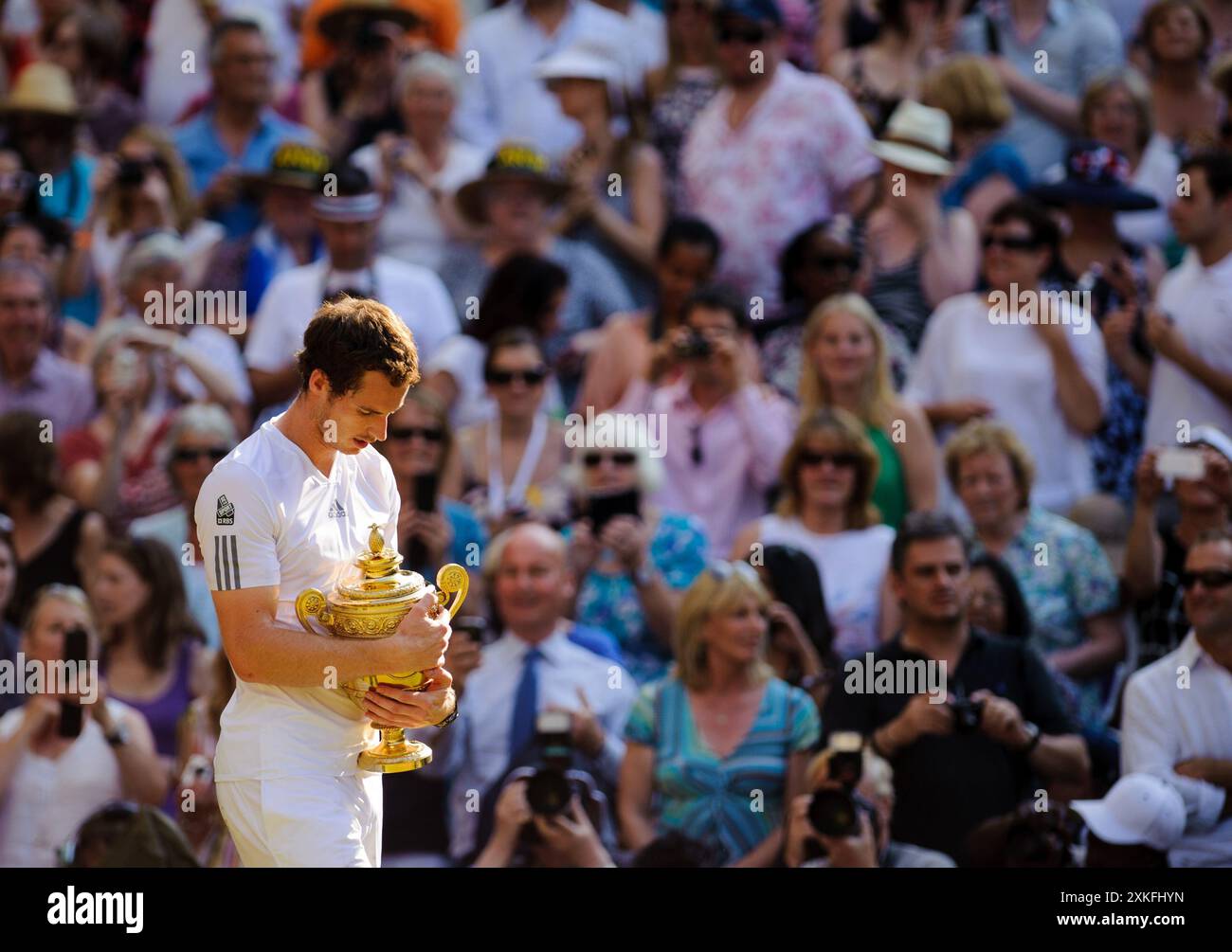 Dateifoto vom 07-07-2013 des britischen Andy Murray feiert mit seiner Trophäe, nachdem er den serbischen Novak Djokovic während des 13. Tages der Wimbledon Championships im All England Lawn Tennis and Croquet Club in Wimbledon besiegt hat. Andy Murray wird sich nach den Olympischen Spielen in diesem Sommer in den Ruhestand setzen und in den sozialen Medien veröffentlichen, dass er für sein „letztes Tennisturnier überhaupt“ in Paris angekommen ist. Ausgabedatum: Dienstag, 23. Juli 2024. Stockfoto