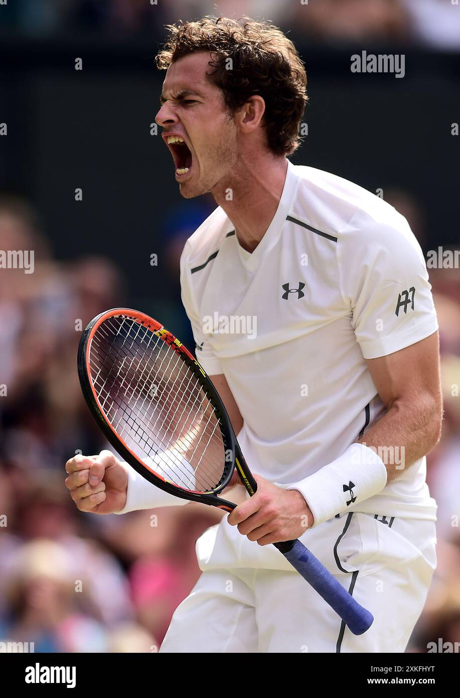 Dateifoto vom 06.07.2015 von Andy Murray feiert den Sieg des ersten Satzes gegen Ivo Karlovic während des siebten Tages der Wimbledon Championships. Andy Murray wird sich nach den Olympischen Spielen in diesem Sommer in den Ruhestand setzen und in den sozialen Medien veröffentlichen, dass er für sein „letztes Tennisturnier überhaupt“ in Paris angekommen ist. Ausgabedatum: Dienstag, 23. Juli 2024. Stockfoto