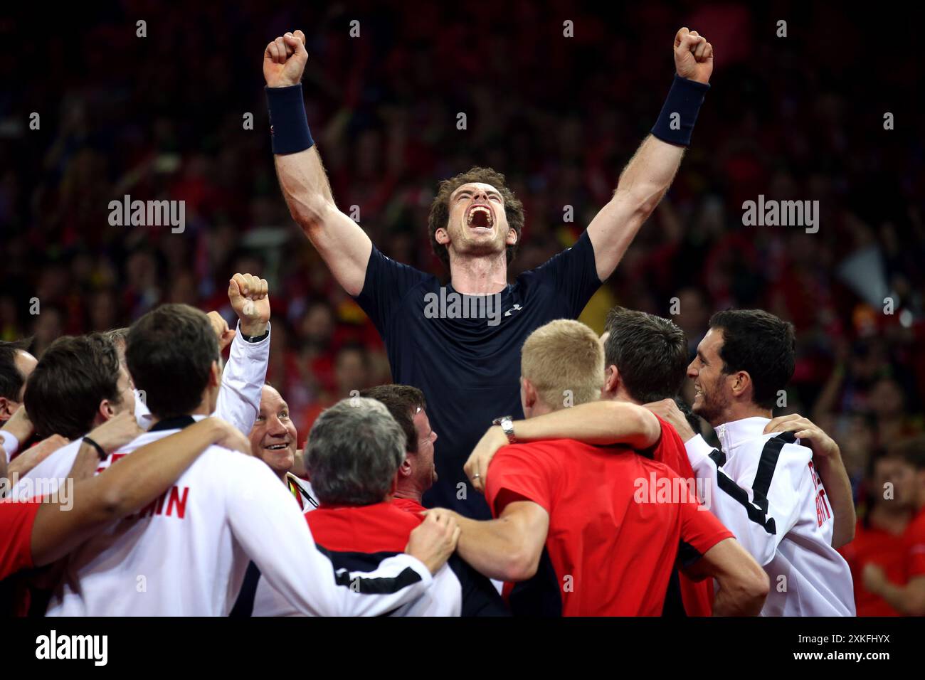 Dateifoto vom 29.11.2015 des britischen Andy Murray wird von seinen Teamkollegen gemobbt, nachdem er David Goffin besiegt hatte, um das Davis Cup Finale zu gewinnen. Andy Murray wird sich nach den Olympischen Spielen in diesem Sommer in den Ruhestand setzen und in den sozialen Medien veröffentlichen, dass er für sein „letztes Tennisturnier überhaupt“ in Paris angekommen ist. Ausgabedatum: Dienstag, 23. Juli 2024. Stockfoto