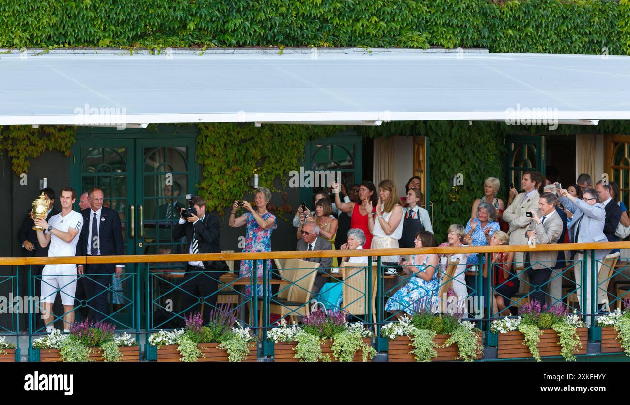 Dateifoto vom 07-07-2013 des britischen Andy Murray feiert mit der Trophäe auf dem Balkon des Centre Court während des 13. Tages der Wimbledon Championships im All England Lawn Tennis and Croquet Club, Wimbledon. Andy Murray wird sich nach den Olympischen Spielen in diesem Sommer in den Ruhestand setzen und in den sozialen Medien veröffentlichen, dass er für sein „letztes Tennisturnier überhaupt“ in Paris angekommen ist. Ausgabedatum: Dienstag, 23. Juli 2024. Stockfoto