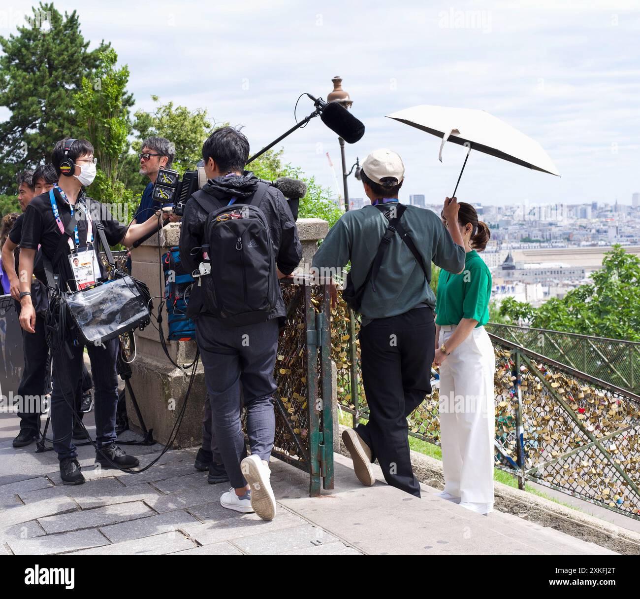 Paris, Frankreich 07.22.2024. Ein Kamerateam interviewt eine Dame auf der Treppe von Montmartre und berichtet über die bevorstehenden Olympischen Spiele in Paris Stockfoto