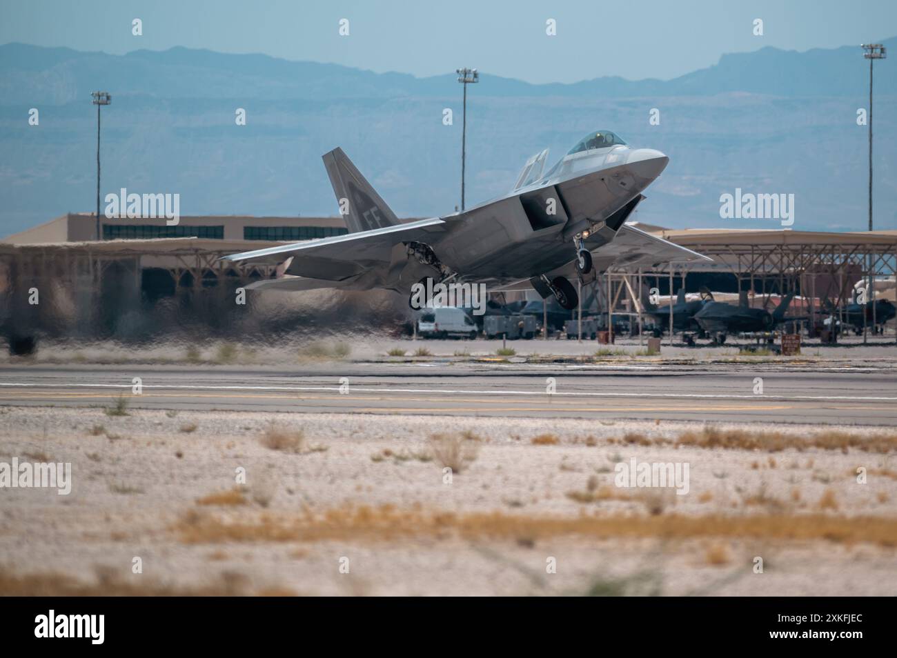 Eine F-22 Raptor startet während der Red Flag Übung auf der Nellis Air Force Base, Nevada, 19. Juli 2024. Red Flag bietet realistisches Training für unseren Air Stockfoto
