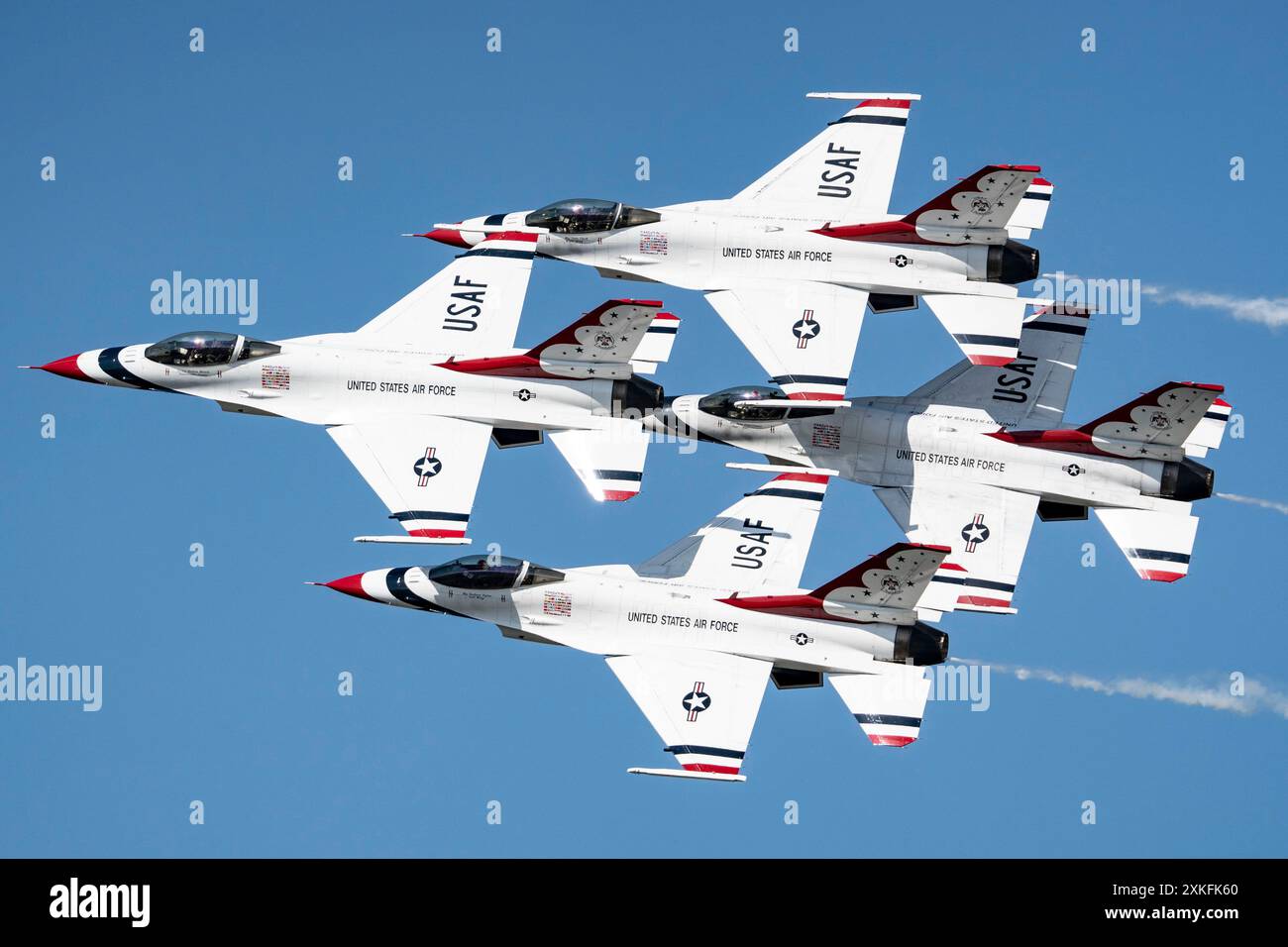 Die United States Air Force Air Demonstration Squadron „Thunderbirds“ tritt während des Arctic Thunder Open House auf der Joint Base Elmendorf-Richardson auf Stockfoto