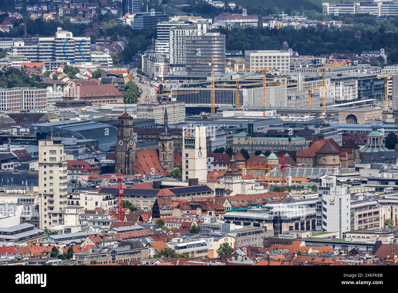 Stadtansicht Stuttgart. Ausblick auf die Innenstadt mit den zentralen Sehenswürdigkeiten wie Stiftskirche, Rathausturm Schlossplatz und Neues Schloss. Stockfoto