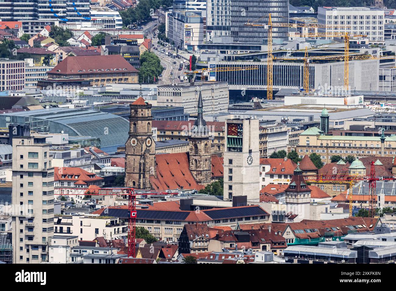 Stadtansicht Stuttgart. Ausblick auf die Innenstadt mit den zentralen Sehenswürdigkeiten wie Stiftskirche, Rathausturm Schlossplatz und Neues Schloss. Stockfoto