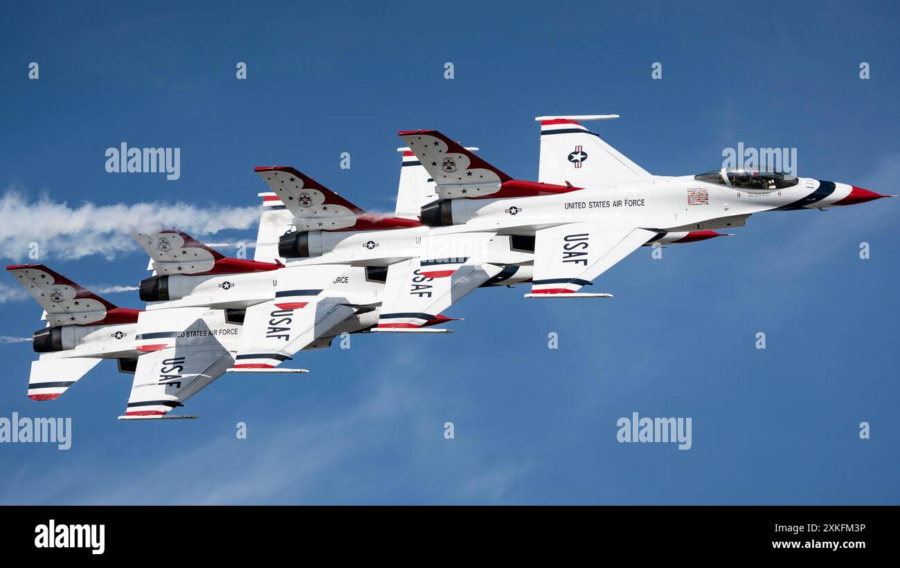 Die United States Air Force Air Demonstration Squadron „Thunderbirds“ tritt während des Arctic Thunder Open House auf der Joint Base Elmendorf-Richardson auf Stockfoto