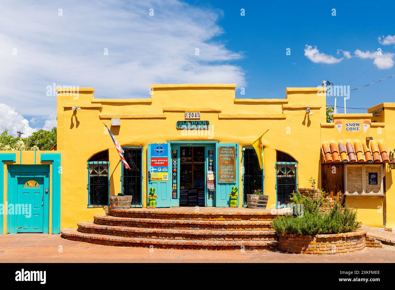 Äußere des Pueblo Revival Old Town Emporium Souvenir Shop, Old Town, Albuquerque, New Mexico, USA Stockfoto