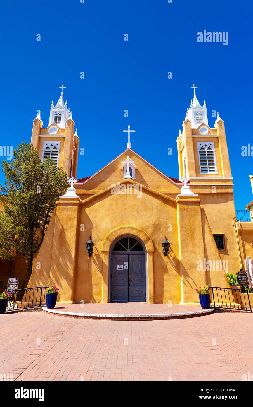 Außenansicht der Kirche San Felipe de Neri im spanischen Kolonialstil aus dem Jahr 1793 mit zwei Glockentürmen in der Altstadt von Albuquerque, New Mexico, USA Stockfoto