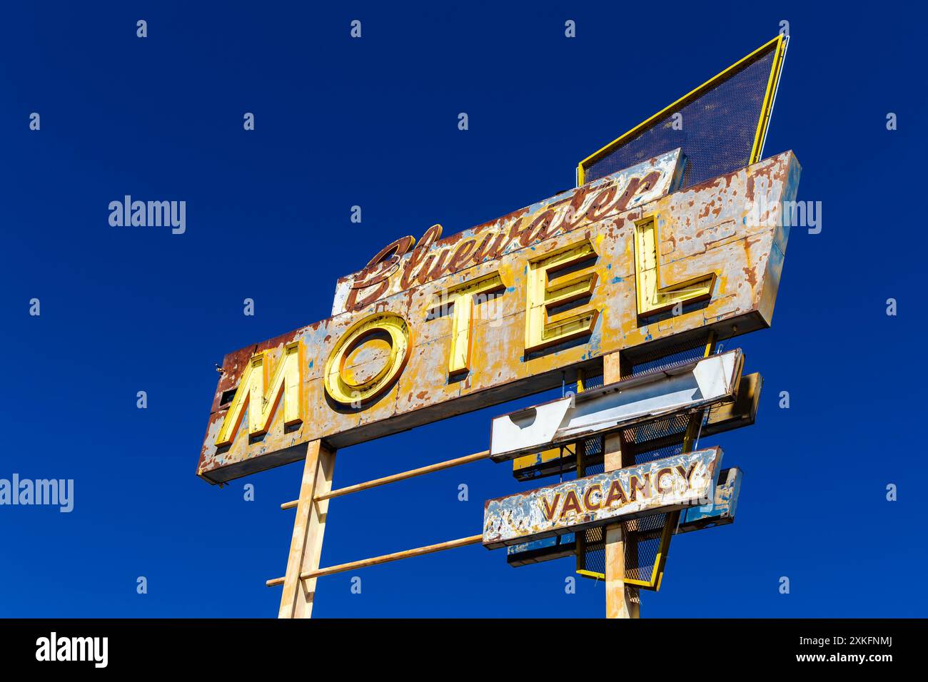 Schild für das inzwischen verfallene Bluewater Hotel, ein berühmter Teil der historischen Route 66, erbaut 1955, Bluewater, New Mexico, USA Stockfoto