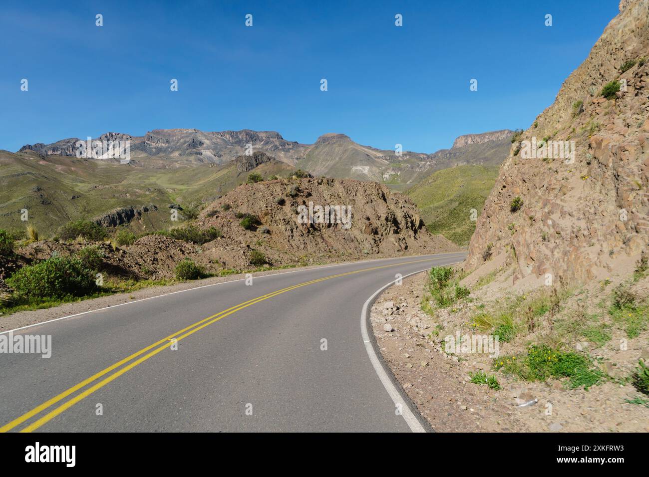 Arequipa, Peru: Die Straße zwischen Arequipa und der Colca-Schlucht in den Anden in Peru in Südamerika Stockfoto