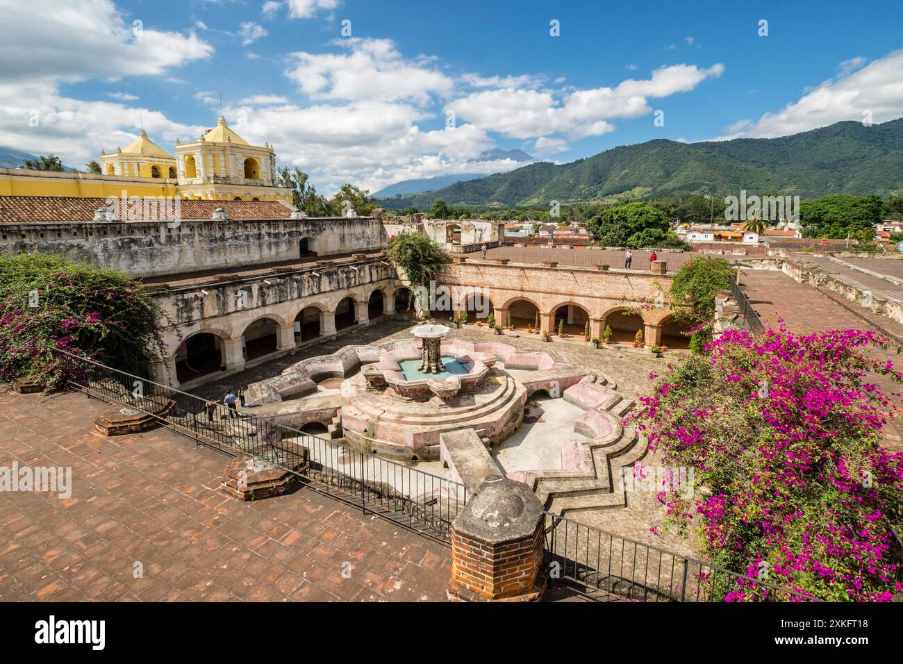 Pescados-Brunnen aus dem 18. Jahrhundert, im Kreuzgang des Mercedarienklosters, Ultrabarroco guatemalteco, XVI Jahrhundert, Antigua Guatemala, Departement Sacatepéquez, Guatemala. Stockfoto