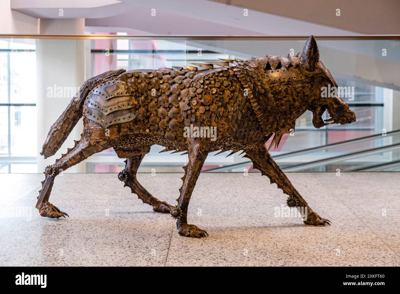 Recycelter Eiserner Wolf, Cristino Diez, Museo de la evolución humana, MEH, Burgos , Spanien. Stockfoto