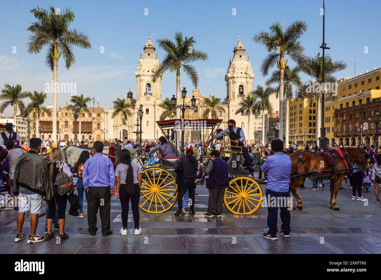 Lima, Peru - 16. April 2022: Eine Pferdekutsche wartet auf Touristen vor dem Time Archibischofspalast und der Kathedrale von Lima auf der Plaza Mayor in per Stockfoto