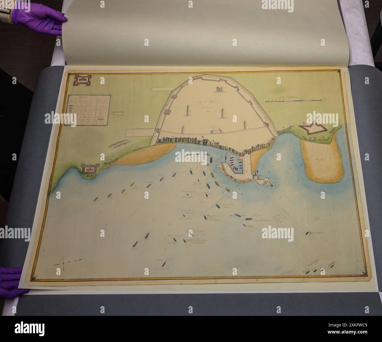 Greenwich Maritime Museum 23. Juli 2024 Plan, der die anglo-holländische Bombardierung der Stadt Algier zeigt. Tusche- und Aquarellplan, der die anglo-holländische Bombardierung der Stadt Algier zeigt, 27. August 1816. Präsentiert als Teil der neuen Ausstellung Credit: Paul Quezada-Neiman/Alamy Live News Stockfoto