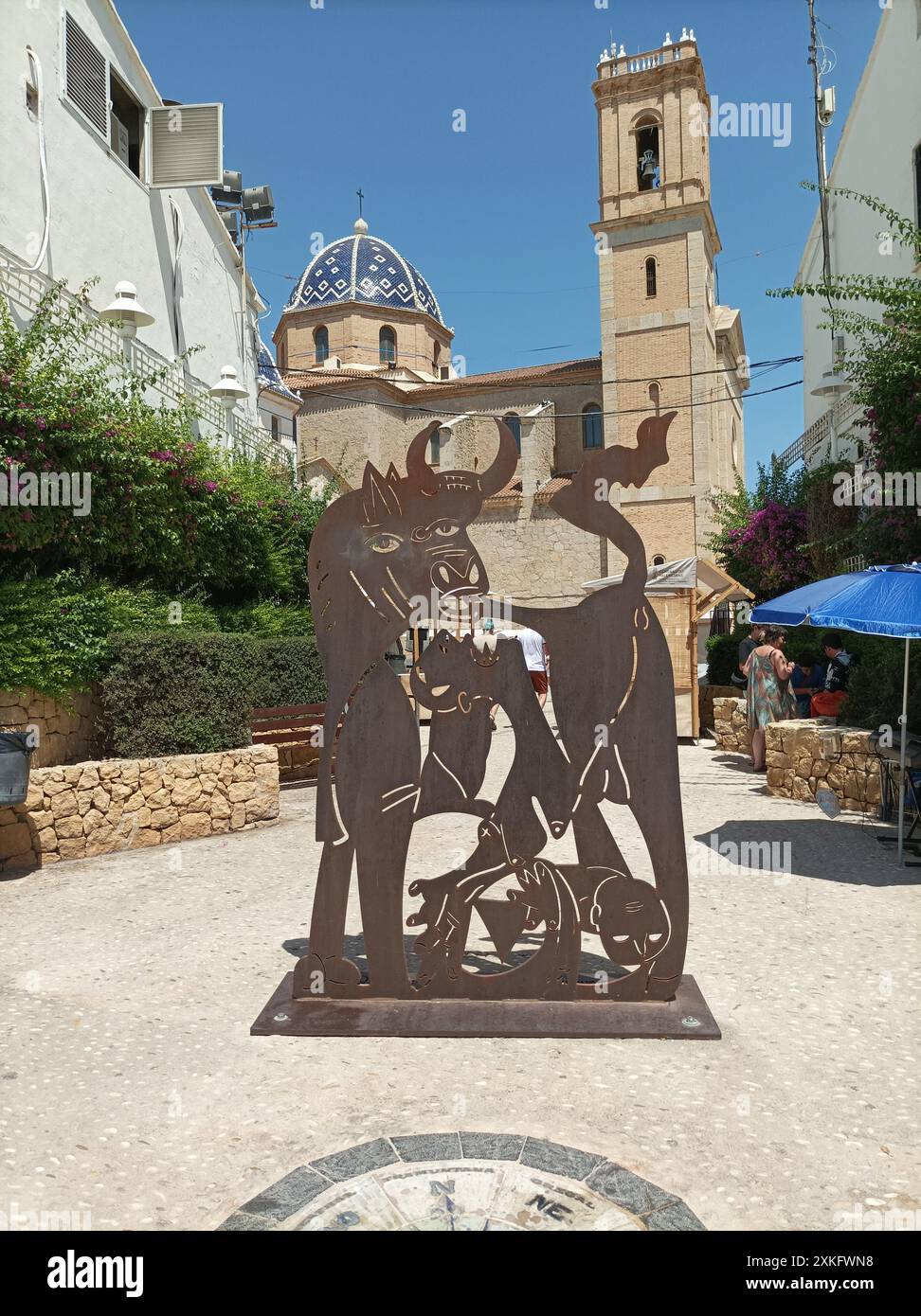 Eisenskulptur, inspiriert von Guernica, vor der blau gewölbten Kirche in Altea, Spanien. Stockfoto