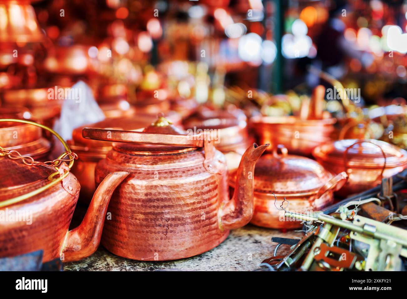 Vintage-Teekessel aus Kupfer auf dem Markt in Lijiang, China Stockfoto