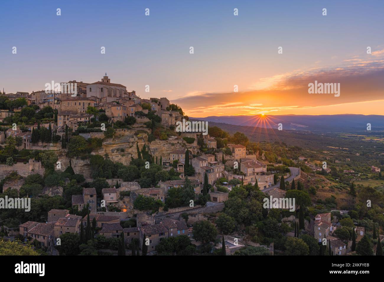 Sonnenaufgang an einem Sommermorgen in Gordes, einer Gemeinde und einem Dorf im französischen Departement Vaucluse. Gordes ist eine charmante Stadt in der Provence, Loc Stockfoto