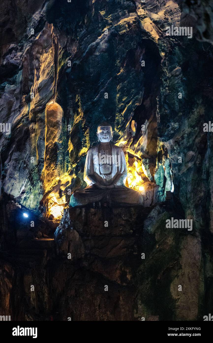 Ruhiger Buddha im Herzen der Höhle Stockfoto