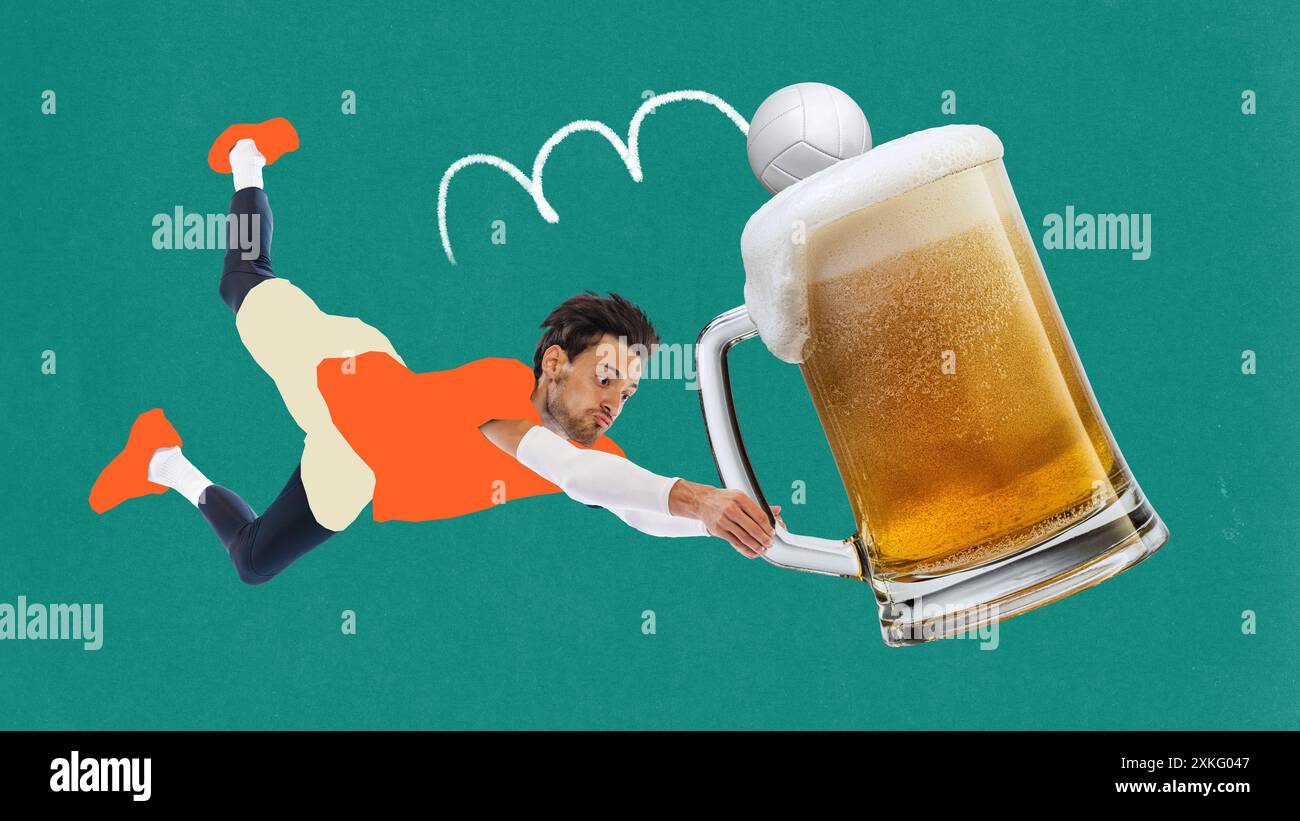 Poster. Zeitgenössische Kunstcollage. Der Volleyballspieler springt in Bewegung, um statt Ball ein kühles, erfrischendes Bier zu fangen. Flippiges Kunstwerk. Stockfoto