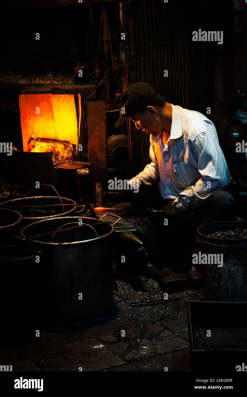 Der Schmied in Ha Noi arbeitet auf der Straße Stockfoto