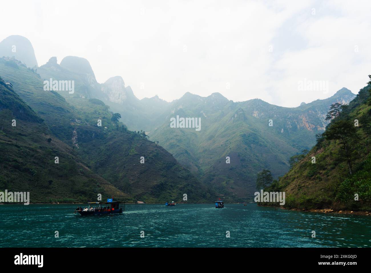 Bootsfahrt in der Gegend von Ha Giang Stockfoto