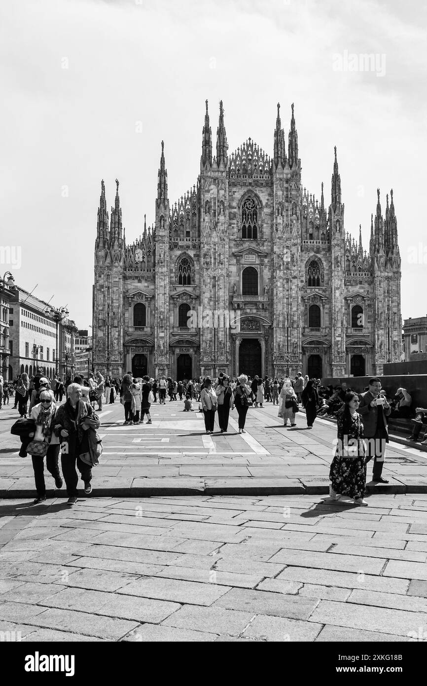 Schwarz-weiß. Ein Blick auf die Piazza del Duomo mit der Mailänder Kathedrale, berühmtes Wahrzeichen im gotischen Stil, und Touristen im Frühling, Mailand, Lombardei, Italien Stockfoto
