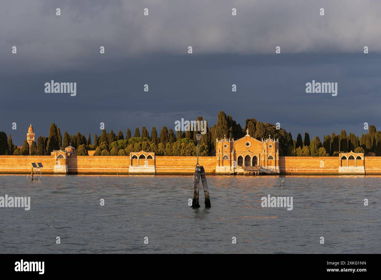 San Michele Island und Friedhof in der Lagune von Venedig bei Sonnenuntergang in Venedig, Veneto, Italien. Stockfoto