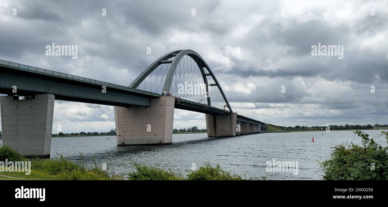 REKORDDATUM NICHT ANGEGEBEN Fehmarnsundbrücke 17.07.24: Fehmarnsundbrücke über der Ostsee von Fehmarn aus gesehen Fehmarn Schleswig Holstein Deutschland *** Fehmarnsundbrücke 17 07 24 Fehmarnsundbrücke über die Ostsee von Fehmarn Fehmarn Schleswig Holstein Deutschland fehmarnsundbruecke1.jpeg Stockfoto