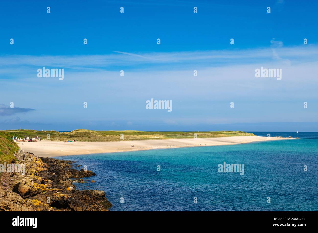 Blick entlang der felsigen Ostküste zum Shell Beach auf der Insel Herm, Guernsey, Kanalinseln, Großbritannien Stockfoto