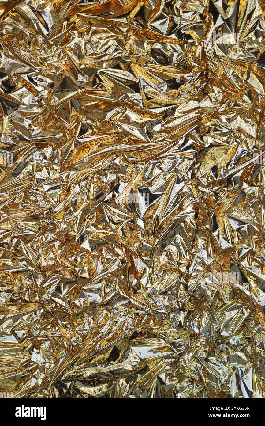 Fullframe zerknitterte goldene Folie glänzende Textur Hintergrund. Stockfoto