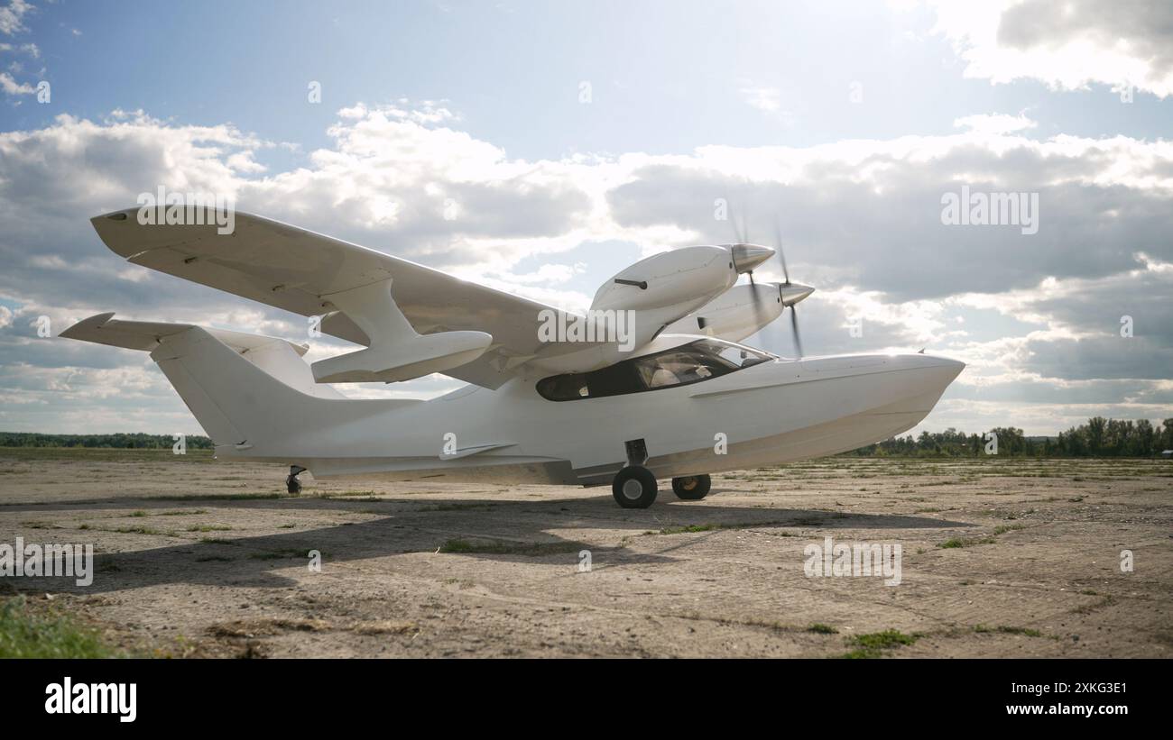 Geparkte kleine einmotorige Propellerflugzeuge. Weißes kleines Flugzeug auf der Landebahn. Auf der Landebahn befindet sich ein kleines Sportflugzeug. Einmotorige Turboprop Stockfoto