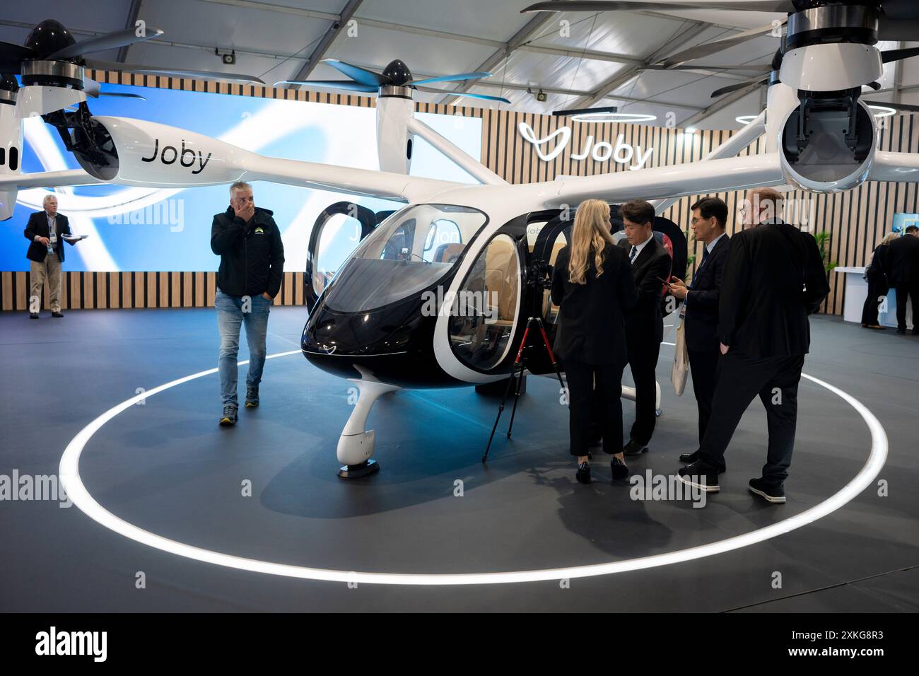 Das Joby eVTOL-Elektro-Airtaxi wurde während der Farnborough International Airshow am 22. Juli 2024 in Farnborough, England, gebaut. Jobys eVTOL ist ein Prototyp für urbane Mobilität. Die diesjährige, halbjährliche Farnborough International Airshow bietet 1.500 Aussteller mit 100 000 m2 Ausstellungsfläche und über 80.000 Besuchern an den 5 Tagen. Stockfoto