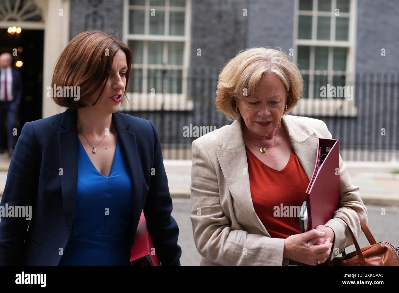 Baroness Smith of Basildon, Leaderin des House of Lords und Lord Privy Seal (rechts) und Bridget Phillipson Secretary of State for Education verließ Downing Street, London, nach einer Kabinettssitzung. Bilddatum: Dienstag, 23. Juli 2024. Stockfoto