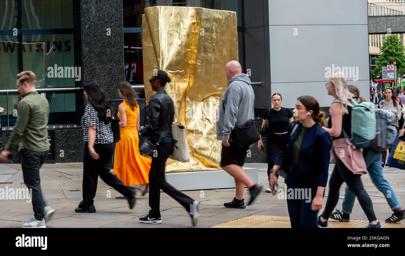 London, Großbritannien. 23. Juni 2024. „Tempel“ von Richard Mackess an der Ecke Bishopsgate und Wormwood Street anlässlich der 13. Ausgabe von Sculpture in the City, einer jährlichen Freiluftausstellung zeitgenössischer öffentlicher Kunstwerke in der Square Mile. 17 Kunstwerke von 15 Künstlern, die neben bekannten Sehenswürdigkeiten wie dem Gherkin und dem Cheesegrater platziert wurden, sowie neue historische Räume mit der Gegend können vom 24. Juli 2024 bis zum Frühjahr 2025 besichtigt werden. Quelle: Stephen Chung / Alamy Live News Stockfoto