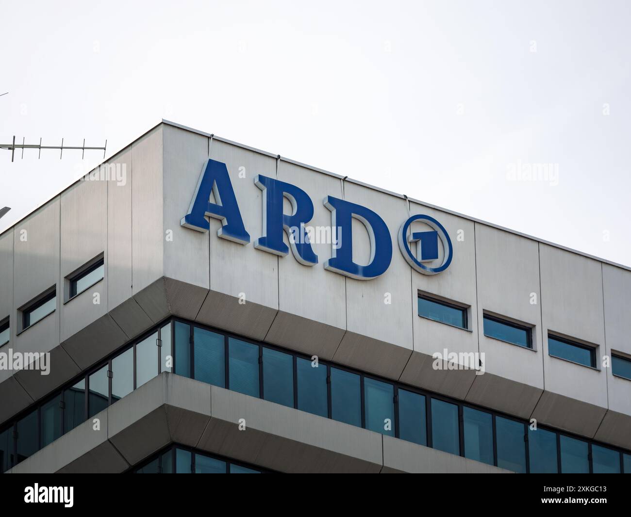 ARD-Logo des öffentlich-rechtlichen Senders. Der deutsche Fernsehsender nennt sich auch das erste. Außenansicht des Bürogebäudes in Bayern. Journalismus und Medien. Stockfoto