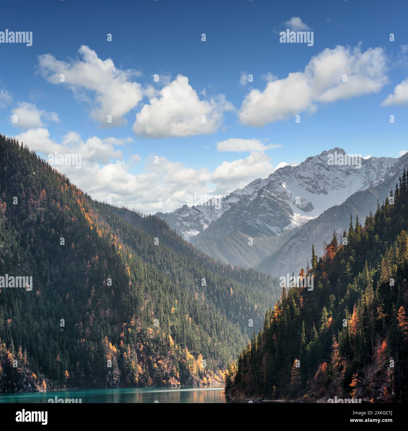 Fantastischer Blick auf die schneebedeckten Berge vor blauem Himmel Stockfoto