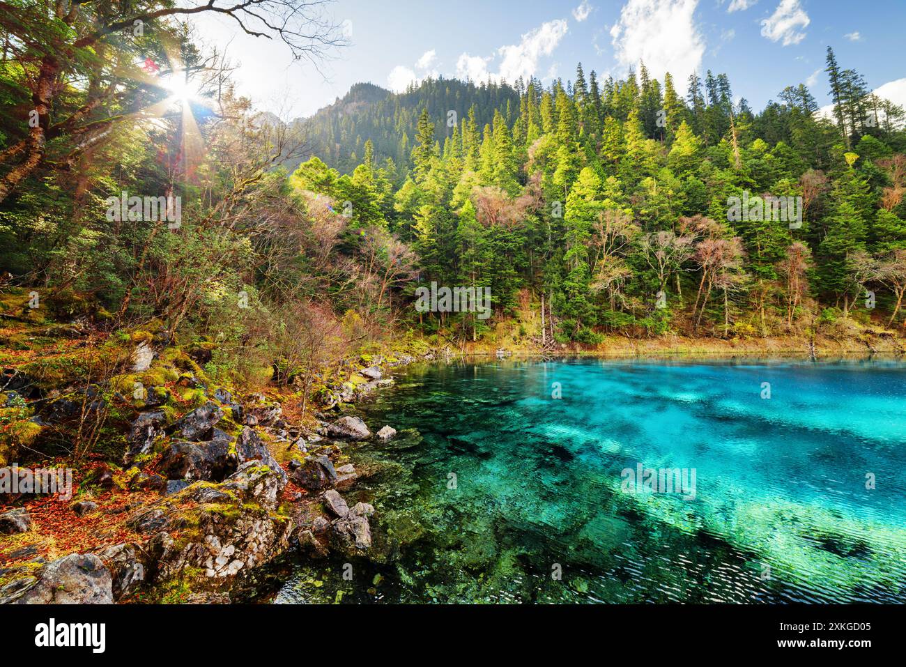 Der fünffarbige Pool mit azurblauem Wasser zwischen Bergen Stockfoto