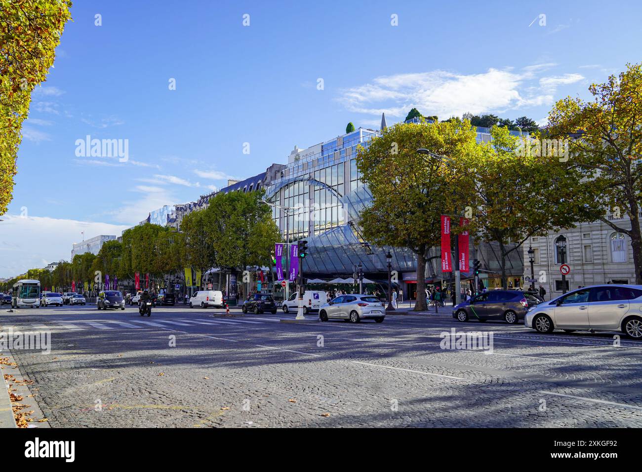 Paris, Frankreich. Oktober 2022. Paris, Frankreich, 20. Oktober 2022: Blick auf einen Teil der Avenue des Champs-Elysees in Paris, Frankreich. (Daniela J. Porcelli/SPP) Credit: SPP Sport Press Photo. /Alamy Live News Stockfoto