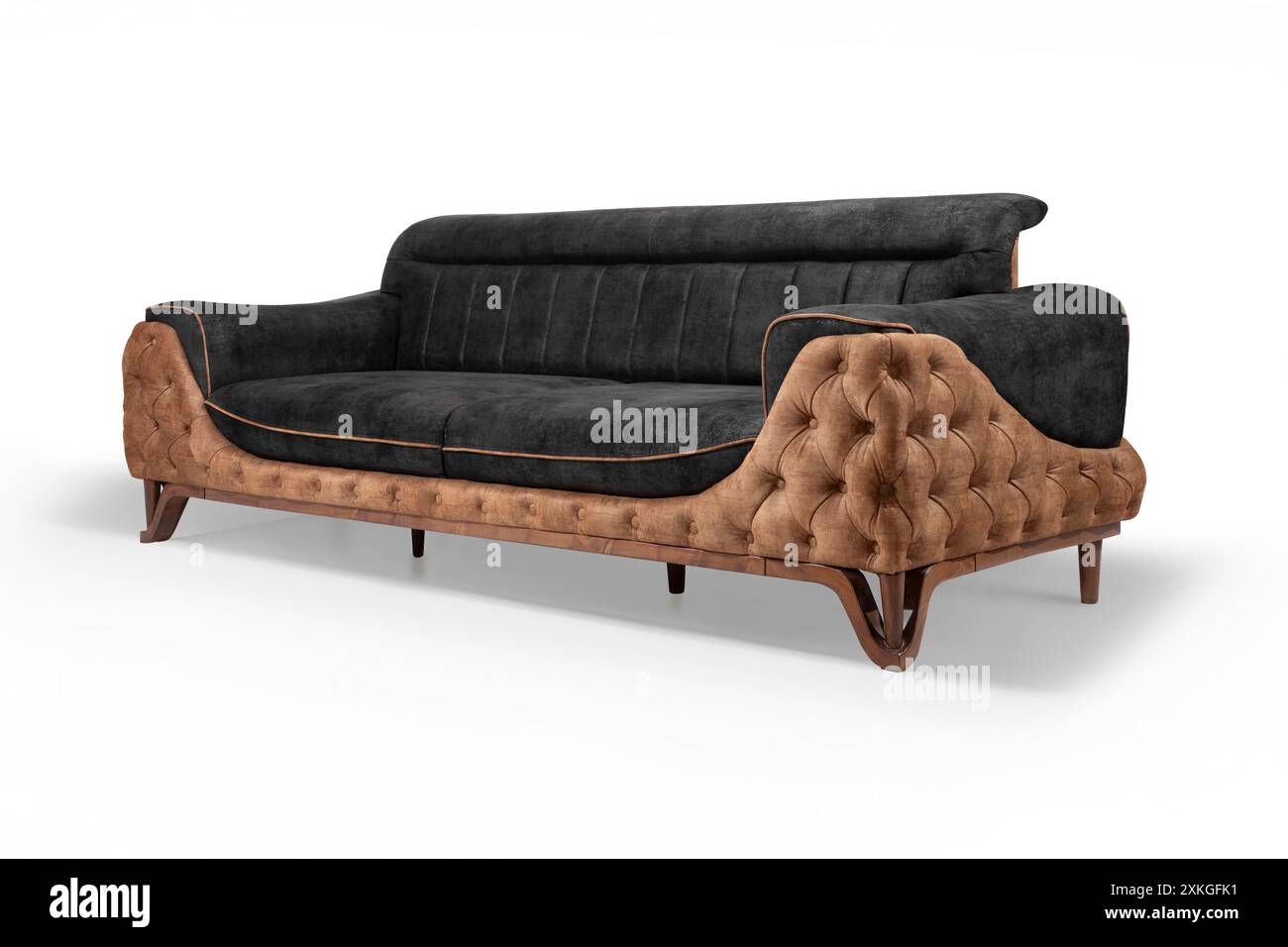 Schickes schwarzes und braunes Sofa mit einzigartigem getuftetem Design und Holzbeinen, ideal für moderne Wohnzimmer. Stockfoto