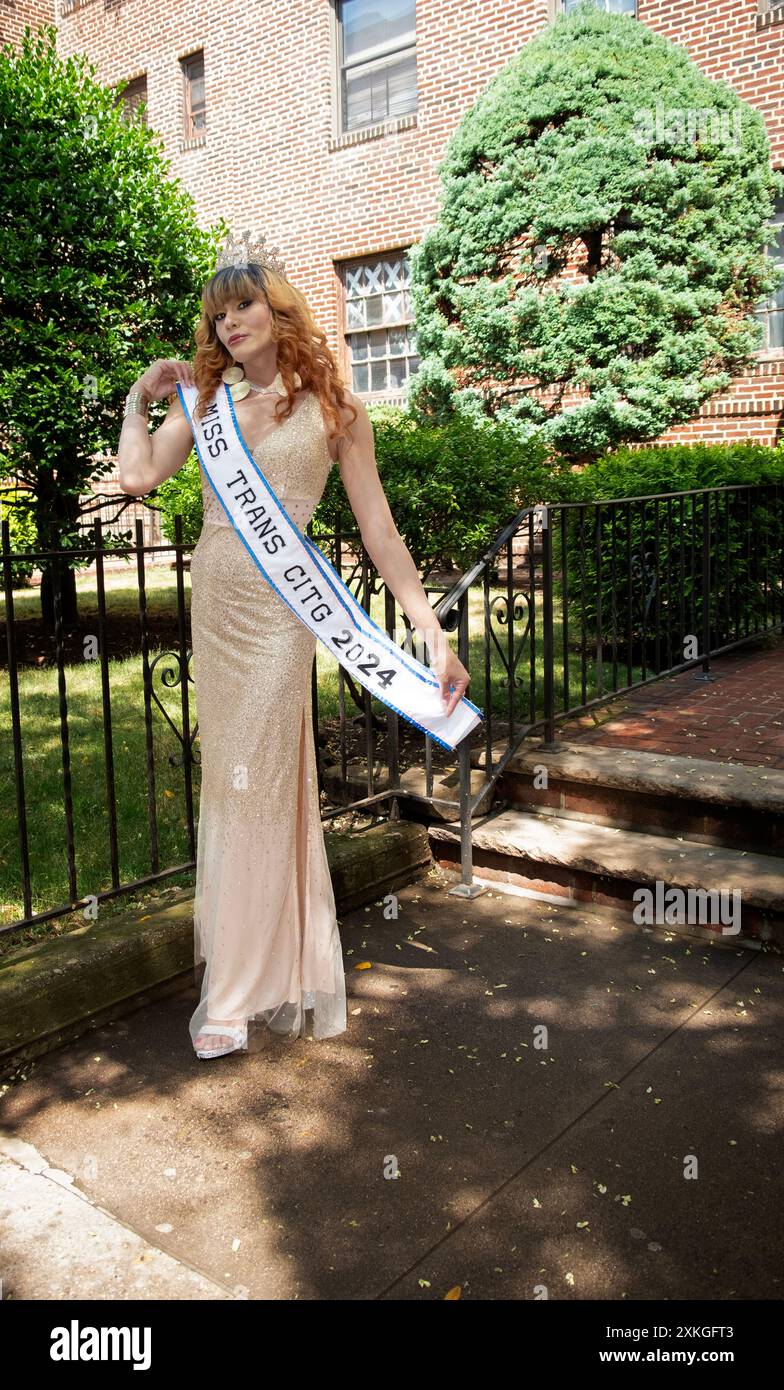 Miss Trans CITG 2024 Barbara Ramirez fotografierte mit ihrer Krone und ihrem Schärpe auf dem Transfest in Jackson Heights, Queens, New York City. Stockfoto