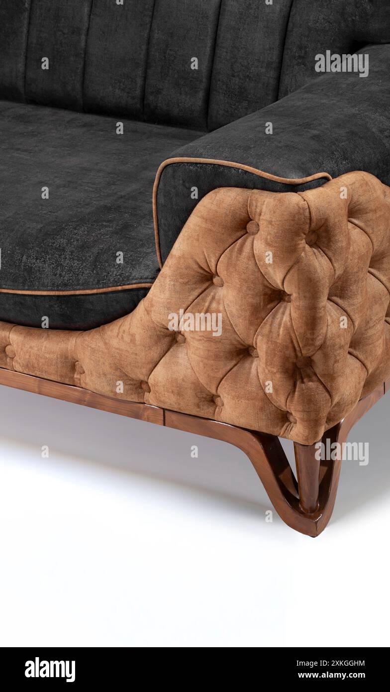 Detaillierte Ansicht des schwarz-braunen getufteten Sofas mit luxuriösem Design und Holzrahmen. Stockfoto