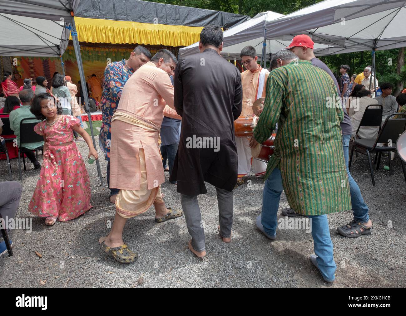 Eine Szene im Wilton CT. Rathayatra eines jungen Mädchens, das einen Kreis von Trommlern beobachtet. Stockfoto