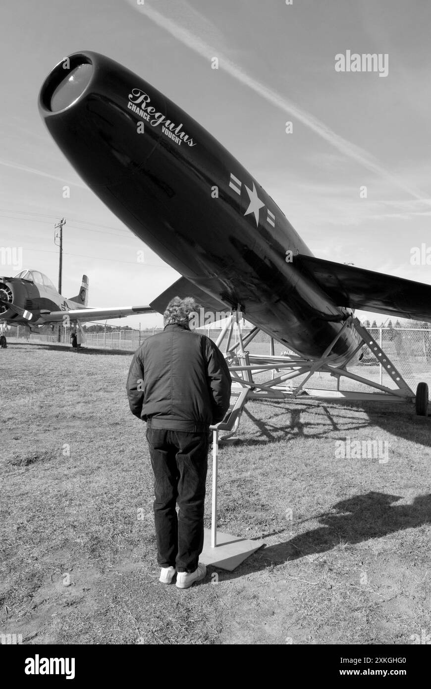 Eine Frau in den frühen 50ern liest Informationen über die Vought Cruise Missile im Carolina's Aviation Museum in Charlotte, NC. Stockfoto