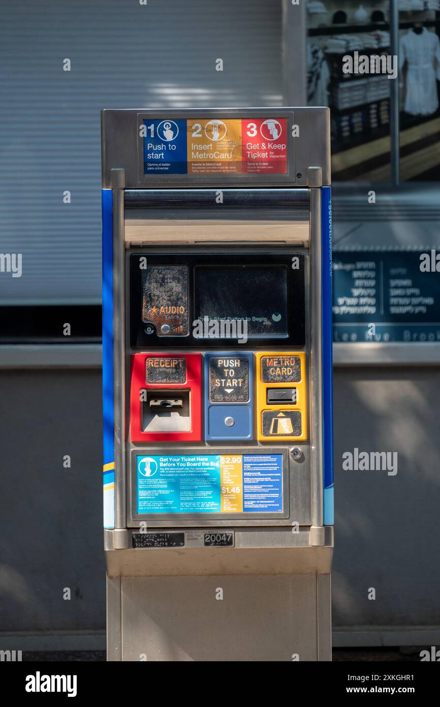 Eine Metrocard-Maschine, mit der Menschen öffentliche Verkehrsmittel ohne Geld nutzen können. Auf der Lee Avenue in Williamsburg, Brooklyn, New York. Stockfoto