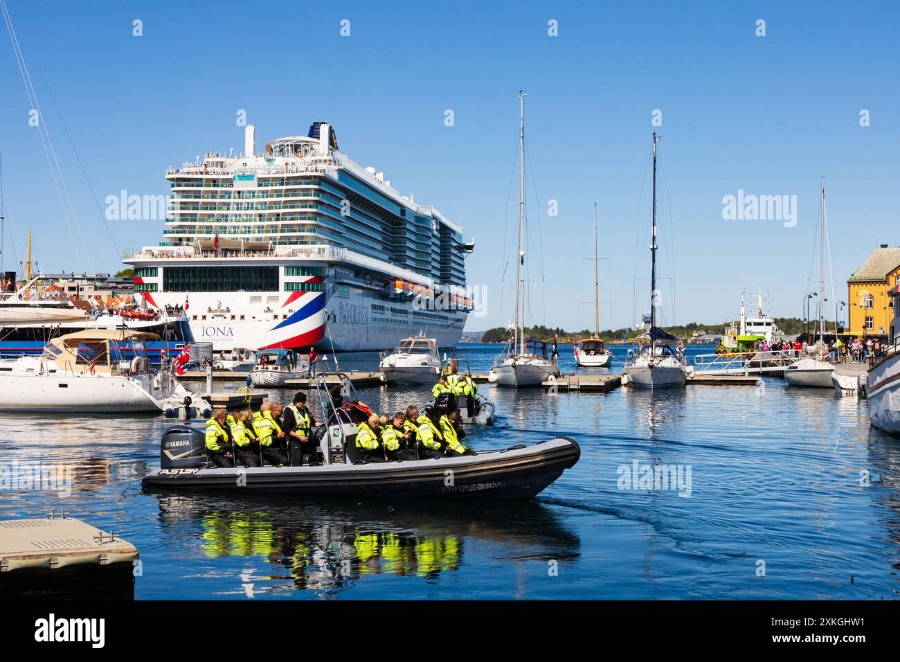 Touristen vom P&O Kreuzfahrtschiff 'Iona' in einem Rib für eine Fjordfahrt. Alle tragen hochwertige Kleidung. Stavanger, Norwegen Stockfoto