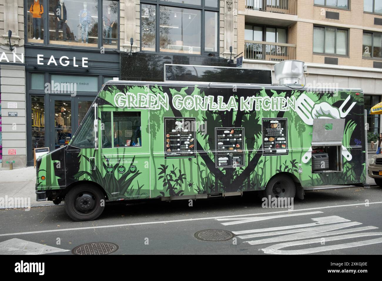 Die GRÜNE GORILLAKÜCHE, ein veganer Lebensmittelbus, der auf der 5th Avenue in Lower Manhattan, New York City, parkt. Stockfoto