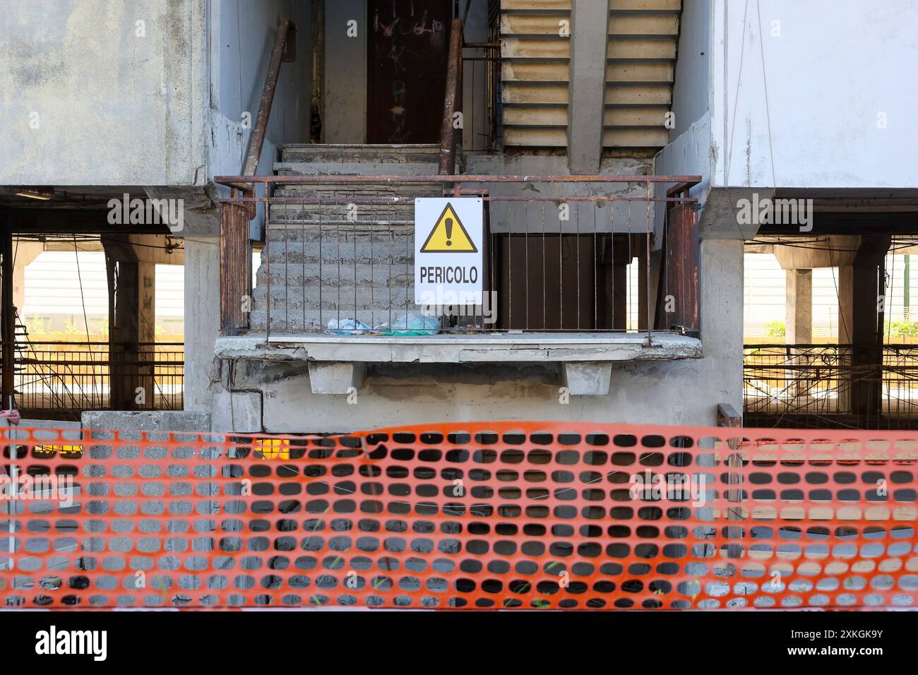 Neapel, Italien. Juli 2024. Rettungsdienste arbeiten an der Stelle, an der ein Fußgängerweg in der Scampia-Gegend von Neapel, Italien, einstürzte. Dienstag, 23. Juli 2024. Quelle: LaPresse/Alamy Live News Stockfoto